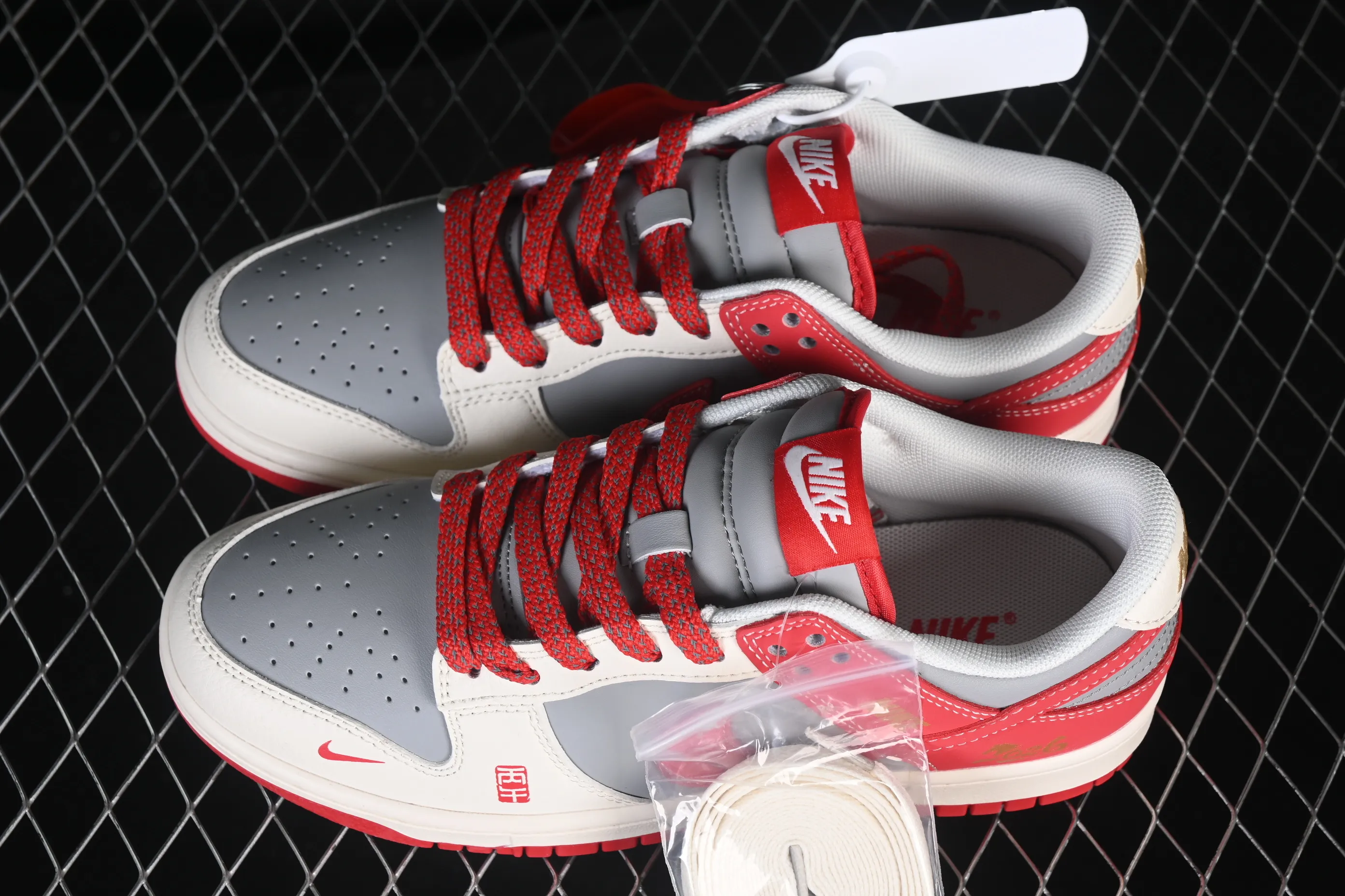 All categories Nk SB Dunk Series Nk SB Dunk Low High-end customized low-top sneakers Nike SB Dunk Low beige gray red contrast color High-end customized low-top casual skate shoes QW5288-106
